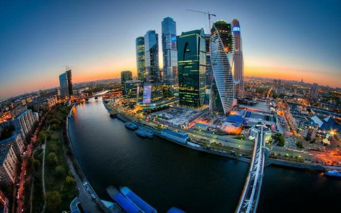 Москва и Санкт-Петербург: численность населения и распределение по районам