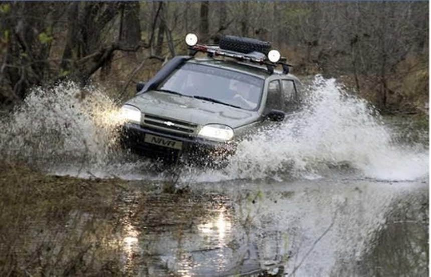 Нива плохо тянет. Chevrolet Niva. Нива Шевроле по бездорожью. Шевроле Нива трофи. Шеви Нива в грязи.