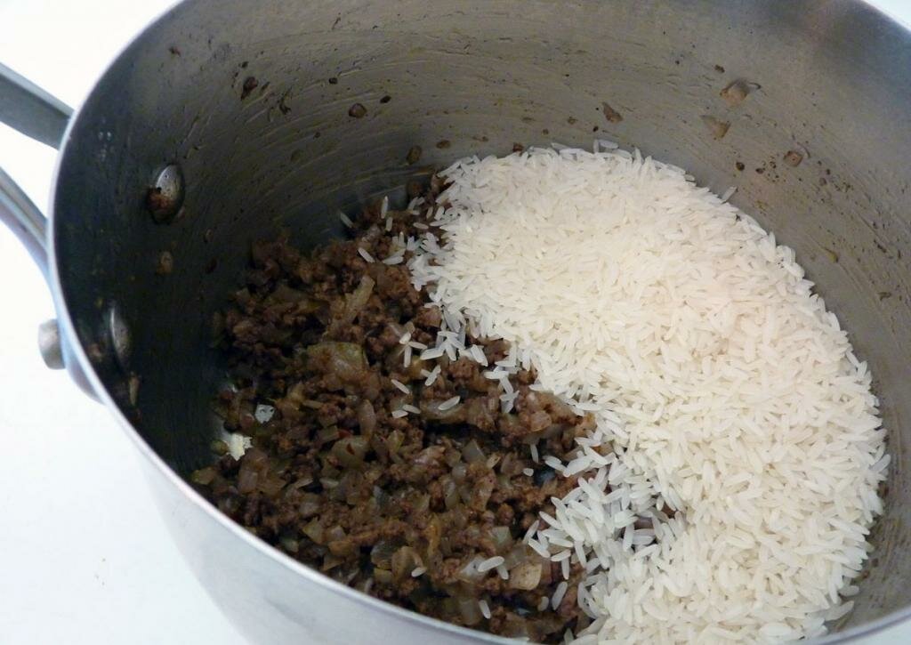 Пирожки с мясом и рисом в духовке: изучаем рецепты и калорийность