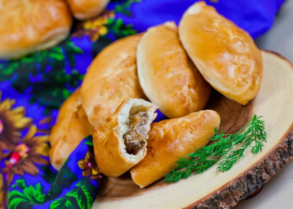 Пирожки с мясом и рисом в духовке: изучаем рецепты и калорийность