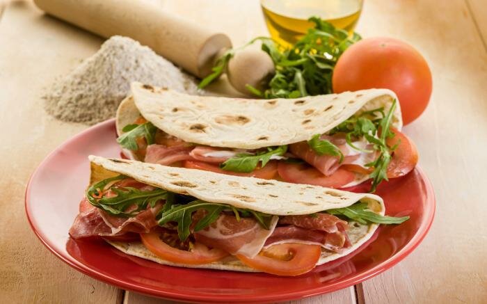 Тортильи - это вкусно и просто. Как приготовить их в домашних условиях и как использовать готовые лепешки?