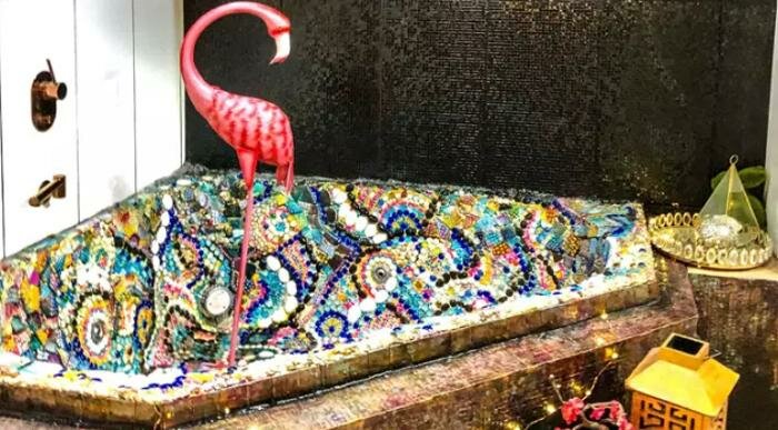 Женщина купила в зоомагазине камушки для аквариума. Теперь дизайну ее ванной завидуют все соседи