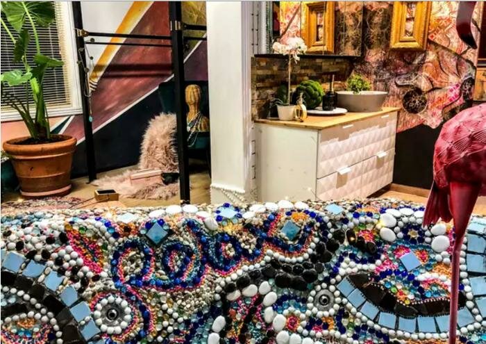 Женщина купила в зоомагазине камушки для аквариума. Теперь дизайну ее ванной завидуют все соседи