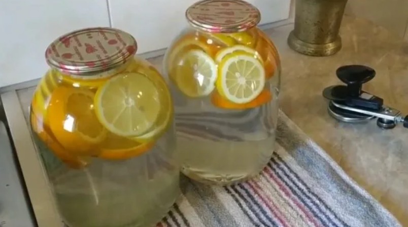 Сок березовый с лимоном на 3 литровую. Березовый сок с лимоном. Квас из березового сока с лимоном. Берёзовый сок с лимоном и сахаром. Берёзовый квас с апельсином.